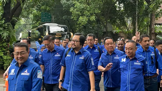Ketua Umum Partai Demokrat Agus Harimurti Yudhoyono (AHY) menerima kunjungan Ketua DPD dari 38 provinsi se-Indonesia di kediamannya, Jalan Prapanca Raya, Jakarta Selatan, Minggu (23/2/2025).