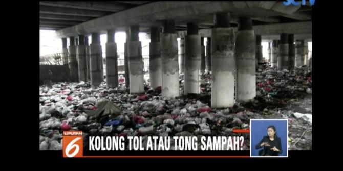 200 Petugas Sudin Bersihkan Lautan Sampah di Kolong Tol Wiyoto Wiyono