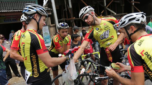 Tour de Singkarak 2015: Kala Pebalap Bule ini Jajan di Warung