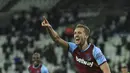 Gelandang West Ham, Tomas Soucek berselebrasi usai mencetak gol ke gawang Manchester United pada pertandingan lanjutan Liga Inggris di stadion London di London, Inggris, Minggu (6/12/2020). MU menang 3-1 atas West Ham. (Adam Davy / Pool via AP)