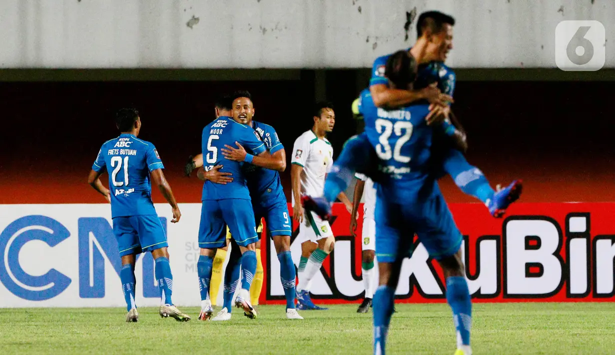 Para pemain Persib Bandung merayakan gol yang dicetak oleh Wander Luiz ke gawang Persebaya Surabaya pada laga perempat final Piala Menpora 2021 di Stadion Maguwoharjo, Sleman, Minggu (11/4/2021). Persib Bandung menang atas Persebaya Surabaya 3-2. (Bola.com/M Iqbal Ichsan)