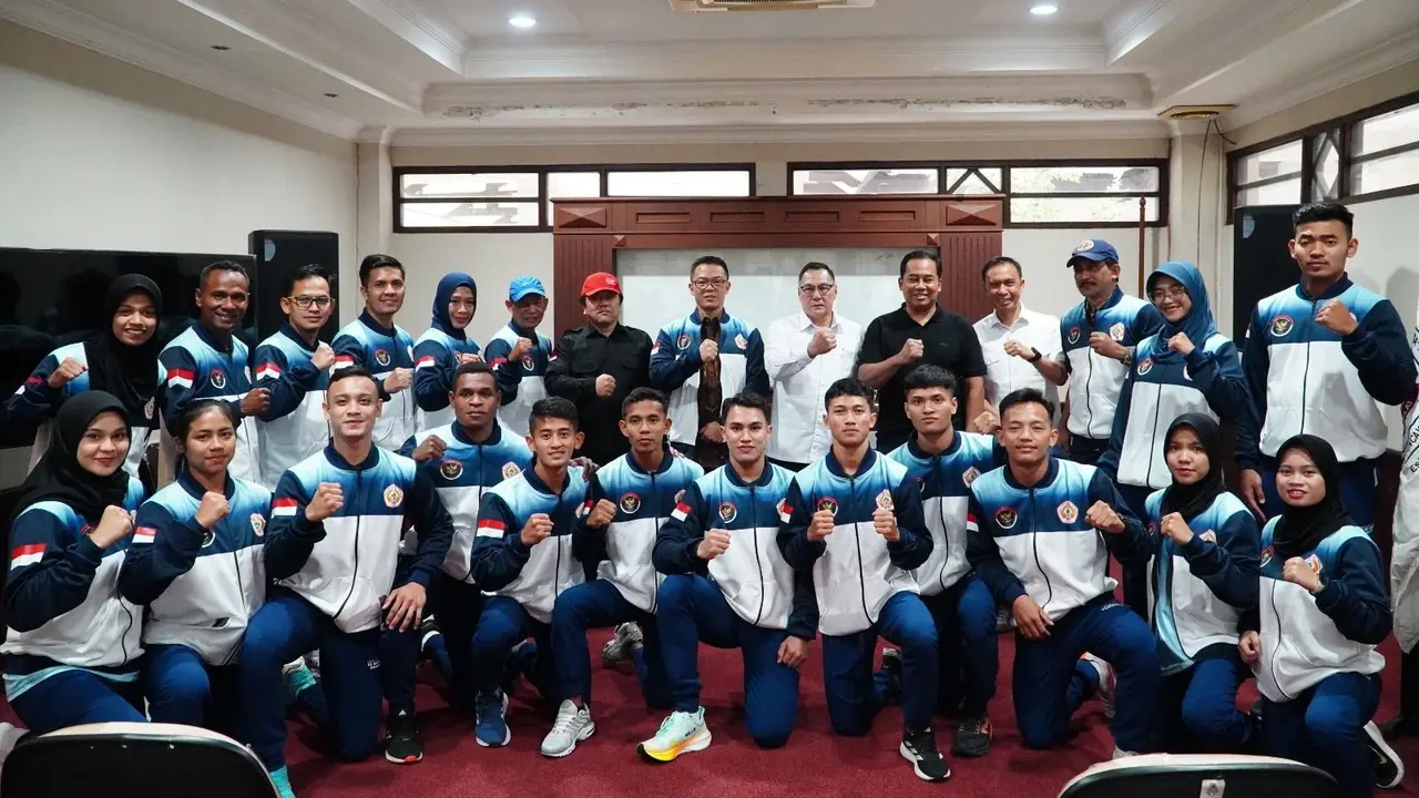 Wakil Ketua Umum Ikatan Pencak Silat Indonesia (IPSI) Sugiono resmi melepas atlet yang akan bertanding di 8th Asian Pencak Silat Championship di Padepokan Pencak Silat, Jakarta Timur.