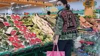 Mayangsari sedang berbelanja sayur dan buah sambil menenteng tas belanja merek Gucci (Dok,Instagram/@mayangsaritrihatmodjoreal/https://www.instagram.com/p/B-mREtfAm8J/Komarudin)