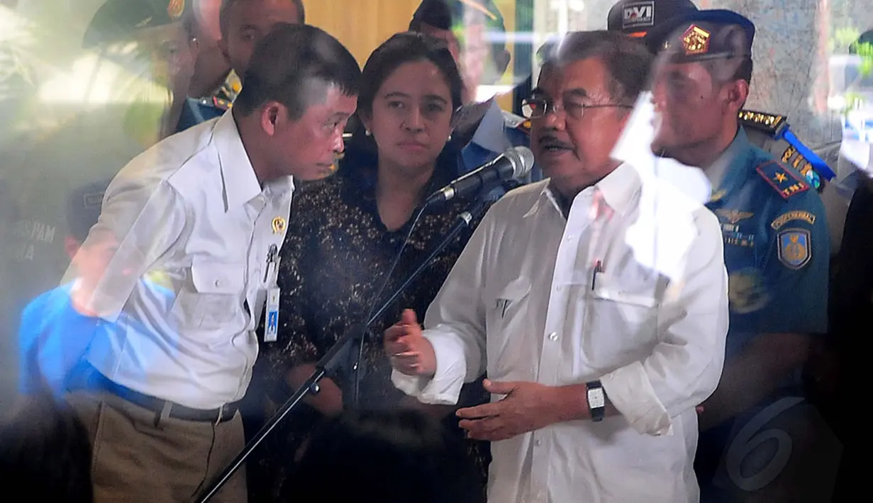 Wakil Presiden RI, Jusuf Kalla (kanan) berdiskusi dengan Menteri Perhubungan, Ignasius Jonan disela-sela pertemuan dengan sejumlah keluarga penumpang pesawat AirAsia QZ8501 di Bandara Juanda, Surabaya, Senin, (29/12). (Liputan6.com/Johan Tallo)
