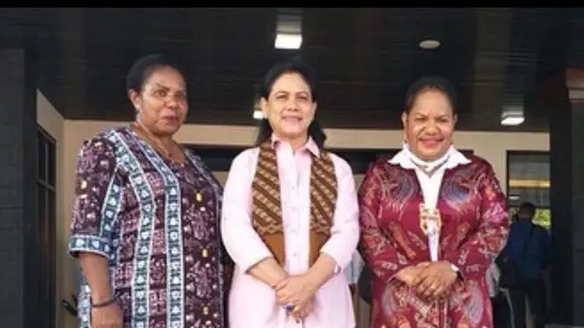 Potret Yulce Wenda Enembe saat bertemu Ibu Iriana (Sumber: Instagram/yulce_w_enembe)