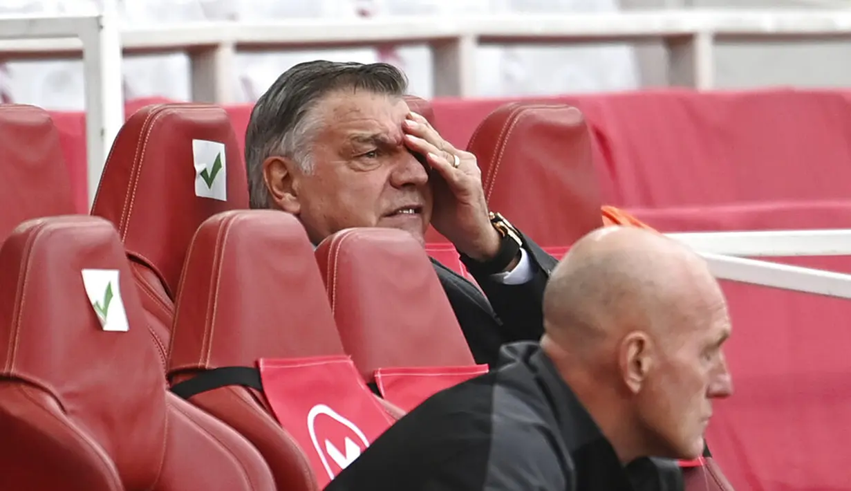 Reaksi Manajer West Bromwich Albion Sam Allardyce saat menyaksikan Arsenal melawan West Bromwich Albion pada pertandingan Liga Inggris di Emirates Stadium, London, Inggris, Minggu (9/5/2021). Arsenal mengalahkan West Bromwich Albion 3-1 dan memastikan The Baggies terdegradasi.(Andy Rain/Pool via AP)