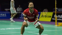 Kemenangan telak itu tercipta berkat keberhasilan Anthony Ginting, Fajar Alfian/Muhammad Rian Ardianto, dan Jonatan Christie memastikan kemenangan dalam masing-masing pertandingan yang mereka jalani. (AP Photo/Ng Han Guan)