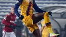 Striker AS Roma, Tammy Abraham mengontrol bola saat bertanding melawan CSKA-Sofia pada pertandingan Grup C Liga Europa di Nasional Vassil Levski, Bulgaria, Jumat (10/12/2021). Roma menang atas CSKA-Sofia 3-2. (AP Photo/Dessislava Komarova)