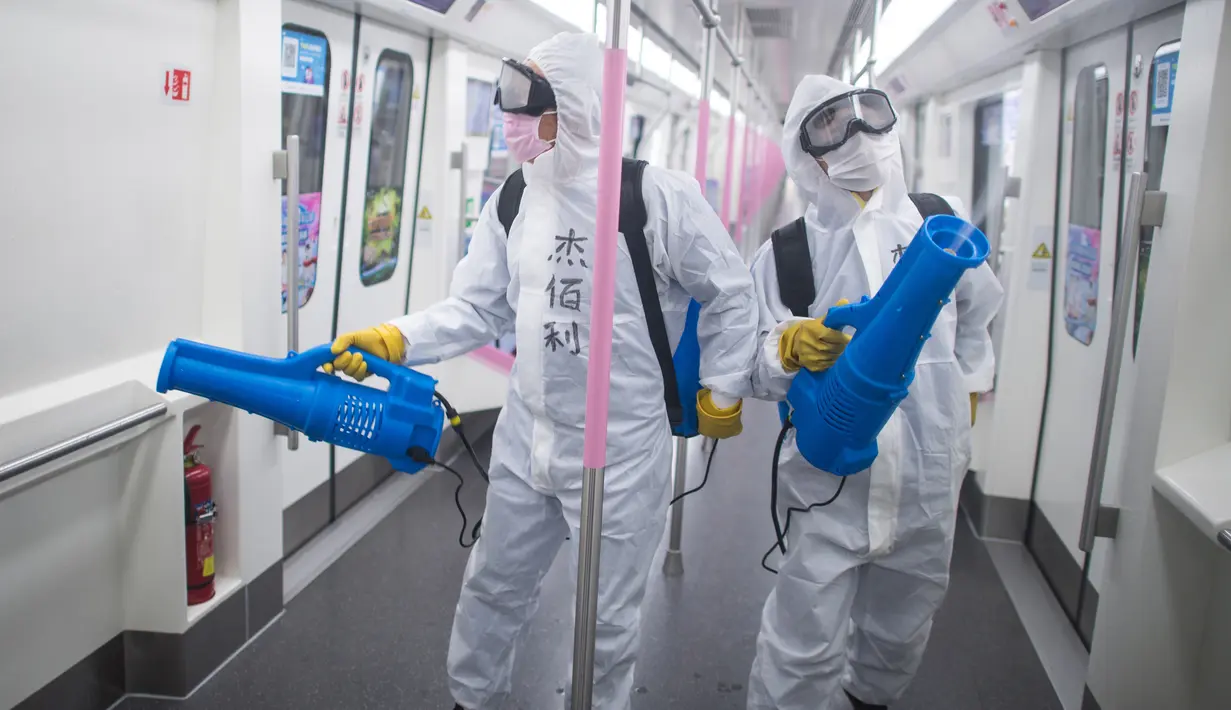 Para staf melakukan disinfeksi di dalam gerbong kereta bawah tanah di sebuah depo kereta api di Wuhan, Provinsi Hubei, China tengah, pada 23 Maret 2020. Saat ini, Wuhan sedang bersiap memulihkan pengoperasian transportasi umum. (Xinhua/Xiao Yijiu)