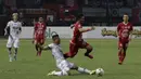 Gelandang Persija Jakarta, Sandi Sute, berebut bola dengan pemain Tira Persikabo pada laga Shopee Liga 1 di Stadion Patriot Chandrabhaga, Bekasi, Minggu (3/11). Persija menang 2-0 atas Tira Persikabo. (Bola.com/Yoppy Renato)