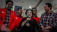 Ketum PDIP Megawati Soekarnoputri memberi keterangan didampingi pasangan Gubernur petahana DKI Jakarta Basuki 'Ahok' Tjahaja Purnama-Djarot Saiful Hidayat sebelum berangkat menuju KPUD DKI, di DPP PDIP, Jakarta, Rabu (21/9). (Liputan6.com/Faizal Fanani)