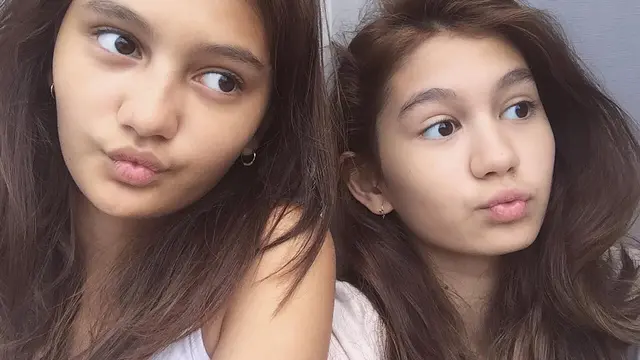 6 Potret Cantik Zoe Abbas Jackson dengan Sang Adik, Sister Goals Banget