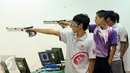 Petembak Junior Indonesia, I Kadek Rico V (kiri) saat berlaga di Final 10m Air Pistol Men Junior Kejuaraan Menembak ASEAN di Jakarta, Rabu (25/11/2015). Kadek meraih emas dengan 196.7 poin. (Liputan6.com/Helmi Fithriansyah)