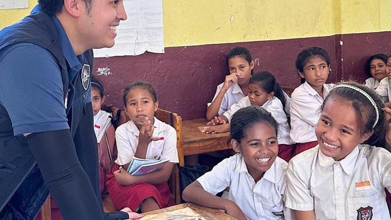Kegiatan mengajar yang dilakukan Jerome di Lembata berlangsung seru. Ia terlihat diterima baik oleh siswa-siswa yang ada di sana.&nbsp;