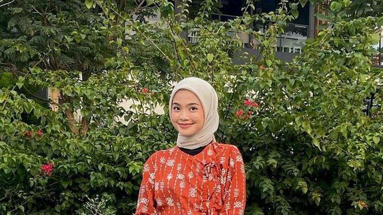 Untuk Tampilan yang Anggun, Padukan Baju Batik dengan Celana Kulot