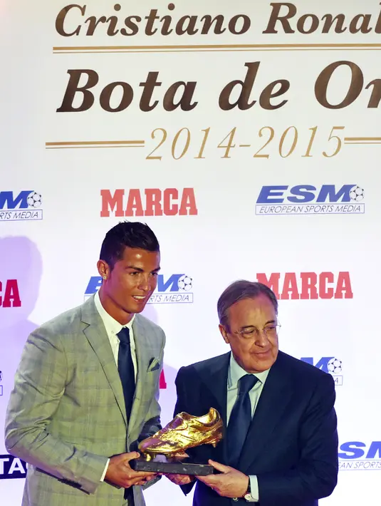 Cristiano Ronaldo saat menerima sepatu emas dari Presiden Real Madrid Florentino Perez di Madrid, Selasa (13/10). Ronaldo kembali menerima Golden Boot dan merupakan gelar keempat bagi dirinya setelah mencetak 48 gol. (AFP PHOTO/JAVIER Soriano)