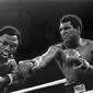 Joe Frazier saat berhadapan dengan juara kelas berat Muhammad Ali yang harus menyerah dironde kesembilan saat berlaga di Manila Filipina (AP)