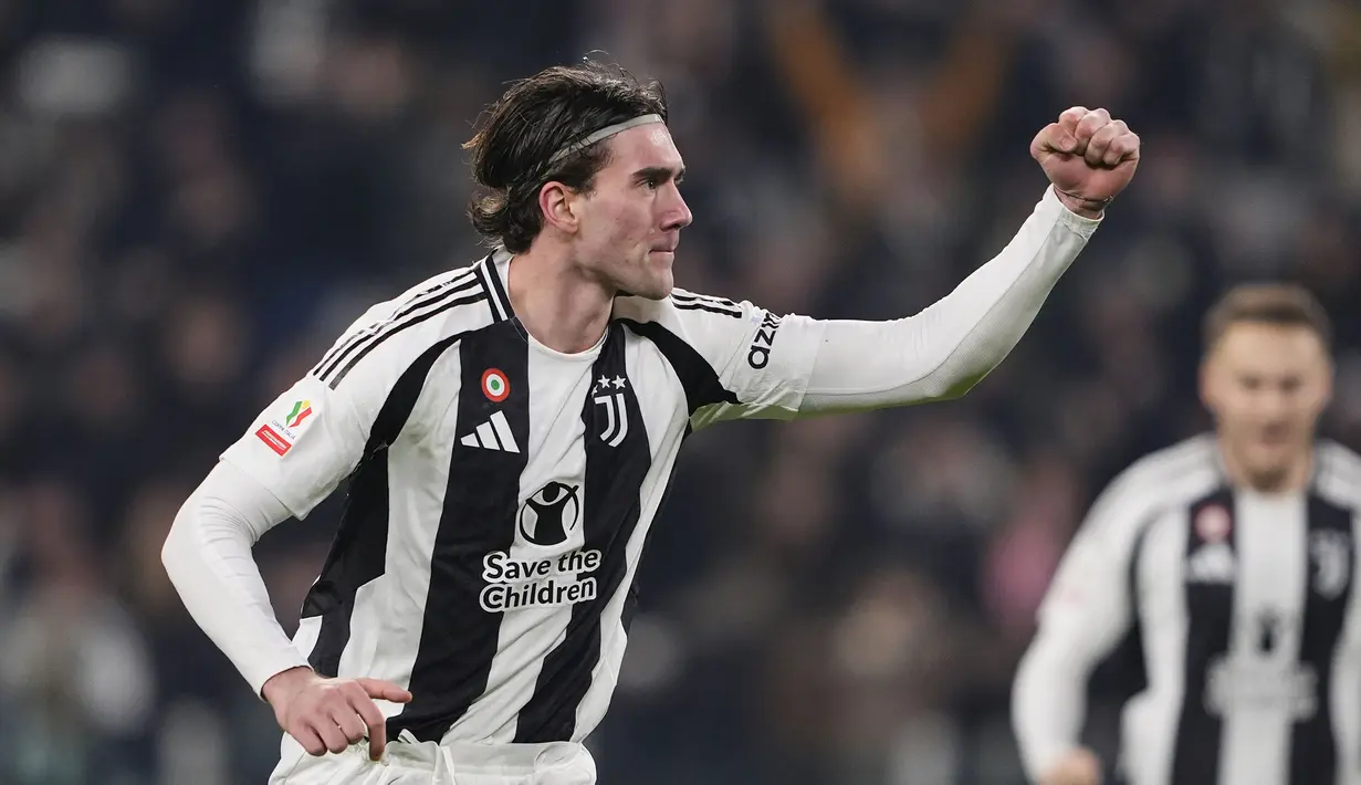 Pemain Juventus, Dusan Vlahovic melakukan selebrasi setelah mencetak gol pertama timnya ke gawang Cagliari pada laga 16 besar Coppa Italia 2024/2025 yang berlangsung di Juventus Stadium, Turin, Italia, Rabu (18/12/2024) WIB. (AP Photo/LaPresse/Fabio Ferrari)
