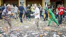 Sejumlah peserta saling melemparkan kue pai dalam acara "pie fight" di Berlin, Jerman, 19 Juni 2015. Acara ini diselenggarakan oleh sebuah bioskop di Jerman. (REUTERS/Hannibal Hanschke)