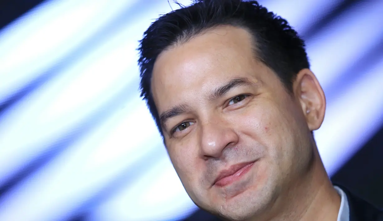 "Menjawab cuitan mas bro.. Bro AD emang benar, saya ngga tau banyak soal politik, makanya ngga niat mencalonkan diri.. Namun sebagai WNI, saya bebas berpendapat soal politik, apalagi kalau saya sebagai pendukung bapak Ahok," lanjutnya.  