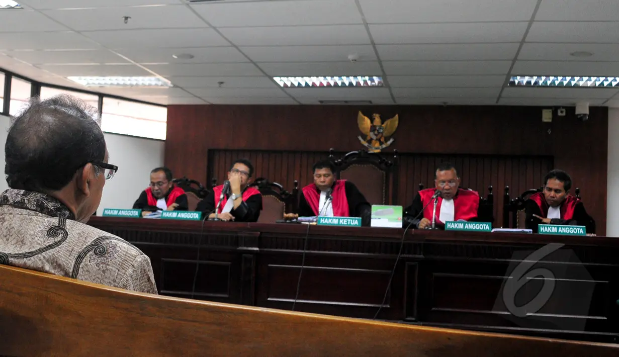Majelis Hakim saat membacakan vonis untuk Terdakwa Antonius Bambang Djatmiko di Pengadilan Tipikor, Jakarta, Senin (20/4/2015). Antonius divonis pidana dua tahun penjara dan denda Rp100 juta subsider dua bulan kurungan. (Liputan6.com/Yoppy Renato)
