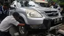 Di awal tahun 2015 Dinas Perhubungan DKI Jakarta terus melakukan sweeping agar pemilik kendaraan jera dengan pengangkutan dan pengempesan kendaraanya yang di parkir sembarangan, Jakarta, Senin (12/1/2015). (Liputan6.com/Johan Tallo)