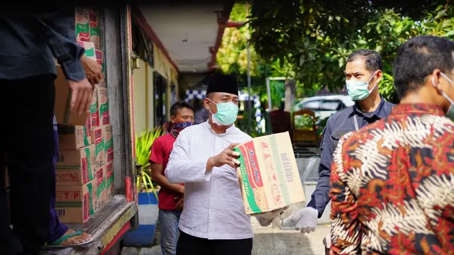 Tangcity Mall membagikan seribu paket sembako untuk masyarakat yang terdampak virus corona atau Covid-19.
