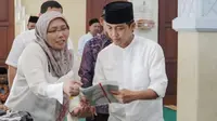 Wakil menteri Agraria dan Tata Ruang/Badan Pertanahan Nasional (ATR/BPN) Raja Juli Antoni menyerahkan 19 sertifikat tanah di Pekalongan yang diantara, adalah tanah wakaf milik Nahdlatul Ulama (NU) dan Muhammadiyah. (Foto: Istimewa).