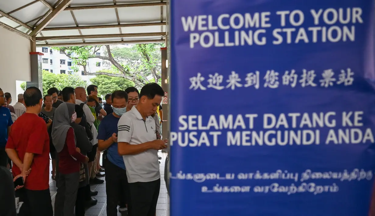 Warga Singapura tiba untuk memberikan suara di tempat pemungutan suara untuk pemilihan presiden (pilpres) Singapura, Jumat (1/9/2023). (Roslan RAHMAN / AFP)