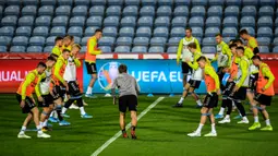 Para pemain Lithuania berlatih jelang menghadapi Portugal pada babak kualifikasi Grup B Piala Eropa 2020 di Estadio Algarve, Faro, Portugal, Rabu (13/11/2019). Lithuania akan menghadapi Portugal di Estadio Algarve pada 15 November 2019. (PATRICIA DE MELO MOREIRA/AFP)