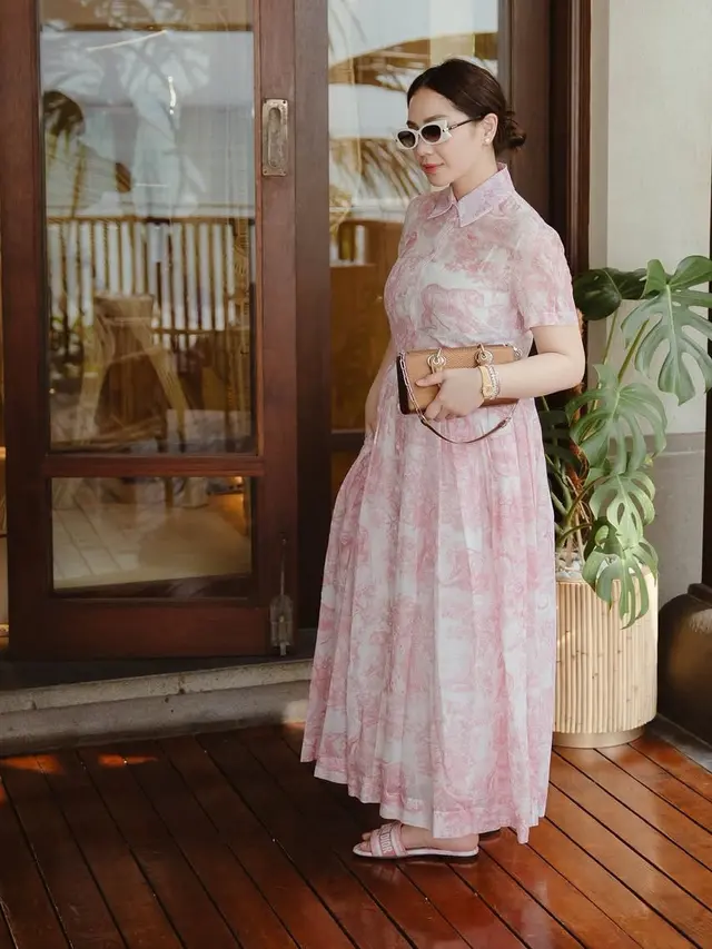 Gaya Mahal Nagita Slavina Serba Dior saat Liburan ke Bali. [@raffinagita1717]