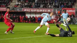 Pemain Twente, Mees Hilgers (kiri) melihat gawang timnya dibobol oleh pemain Lazio, Gustav Isaken dalam laga lanjutan Liga Europa 2024/2025 yang berlangsung di De Grolsch Veste stadium, Enschede, Belanda, Jumat (25/10/2025) dini hari WIB. (AP Photo/Peter Dejong)