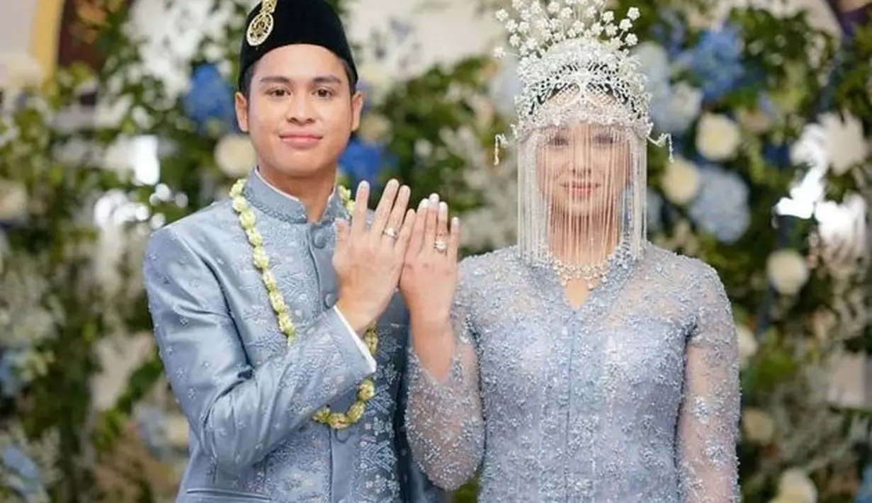 <p>&ldquo;Ananda Panji Bagas Dwiprakoso bin Haris Widodo, saya nikahkan dan saya kawinkan ananda dengan anak kandung saya Anneesha Atheera Uno binti Sandiaga Salahuddin Uno kepada engkau dengan maskawin logam mulia seberat 75 gram dan uang sebesar USD 2.309 dibayar tunai,&rdquo; ujar Sandiaga. [Instagram/sandiuno]</p>