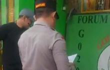 VIDEO: Polisi 'Obok-Obok' Markas Preman Berkedok Ormas di Jaksel, Temukan Banyak Senjata Tajam