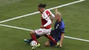 Bek timnas Finlandia, Paulus Arajuuri menghentikan penyerang Denmark, Yussuf Poulsen pada laga Grup B Euro 2020 di Parken Stadium, Sabtu (12/6/2021). Selain tumbang 0-1, tuan rumah juga terpukul menyusul insiden yang melibatkan Christian Eriksen.  (Friedemann Vogel/Pool via AP)