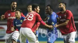 Gelandang Persib Bandung, Michael Essien, dihentikan para pemain Bali United saat ingin mengejar Yabes Roni. Mantan pemain Chelsea itu kesal karena Yabes Roni menendang bola secara keras ke arahnya. (Bola.com/Vitalis Yogi Trisna)