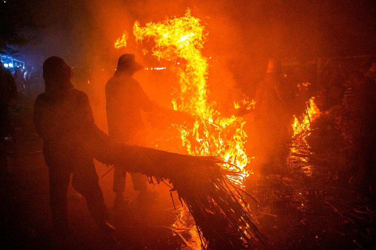 FOTO: Keseruan Tradisi Perang Obor Pikat Ribuan Warga di Jepara