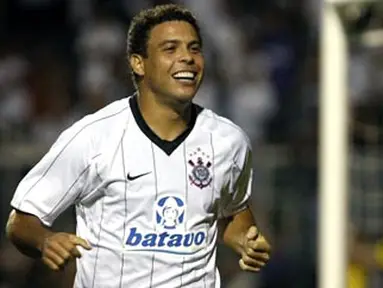 Brazilian Corinthians&#039;s striker Ronaldo celebrates after scoring against Ituano during their 2009 Paulista Championship match, at Pacaembu Stadium, in Sao Paulo, on March 31, 2009. AFP PHOTO/Mauricio LIMA