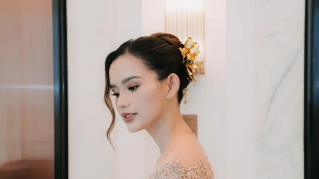 Lulus Double Degree, Sarah Menzel Tampil Menawan dalam Balutan Kebaya Bali Bernuansa Cokelat