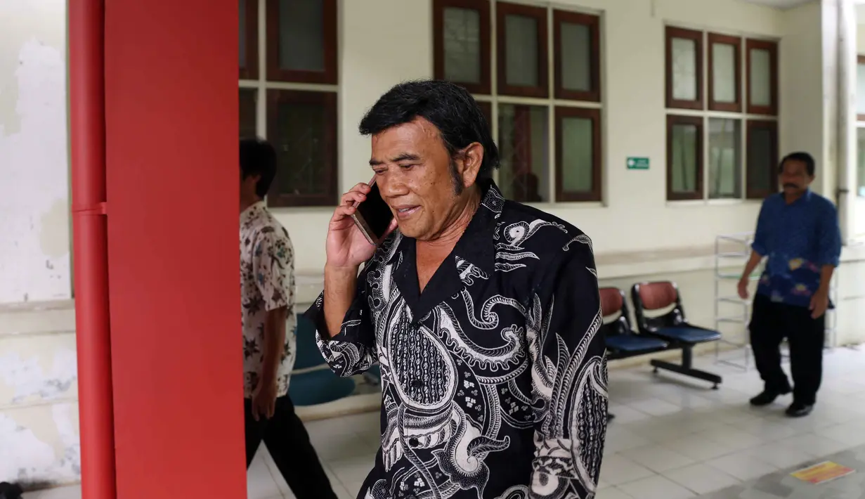 Sehari setelah Marwah Ali ibunya, menjenguk Ridho Rhoma, hari ini Selasa (11/4) Rhoma Irama datang menjenguk putranya. Kedatangan Raja Dangdut itu terkesan menghindar dari wartawan. (Nurwahyunan/Bintang.com)