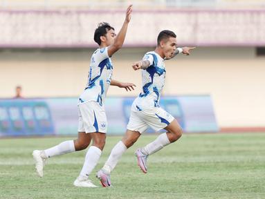 Sayap kiri asal Timor Leste, Paulo Gali Freitas tampil moncer saat timnya PSIS Semarang melawat ke markas Dewa United pada laga pekan ke-8 BRI Liga 1 2023/2024 di Stadion Indomilk Arena, Tangerang, Senin (14/8/2023). Dalam laga yang berujung dengan kemenangan telak 4-1 Tim Mahesa Jenar atas Dewa United, Gali Freitas mencetak satu gol dan dua assist untuk mempermalukan tuan rumah. Dengan hasil ini, PSIS melonjak ke peringkat ke-4 klasemen samentara dengan 14 poin, sedangkan Dewa United turun ke posisi 9 dengan koleksi 11 poin. (Bola.com/M Iqbal Ichsan)