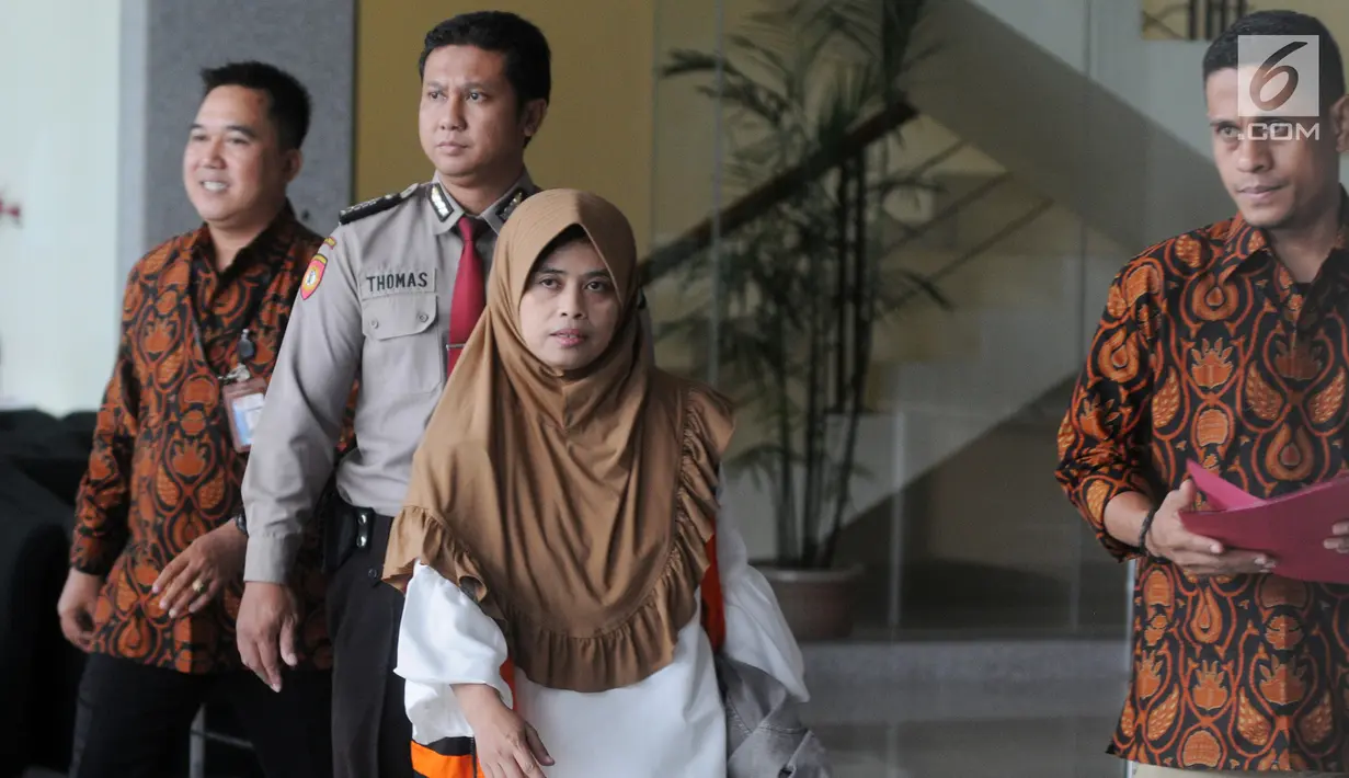 Anggota DPRD Kab Kebumen Dian Lestari Pertiwi Subekti (DL) usai mendatangi gedung KPK, Jakarta, Jumat (11/5). Dian ditahan terkait suap proyek di Dinas Pendidikan, Pemuda, dan Olahraga Kebumen dalam APBD tahun anggaran 2016. (Merdeka.com/Dwi Narwoko)