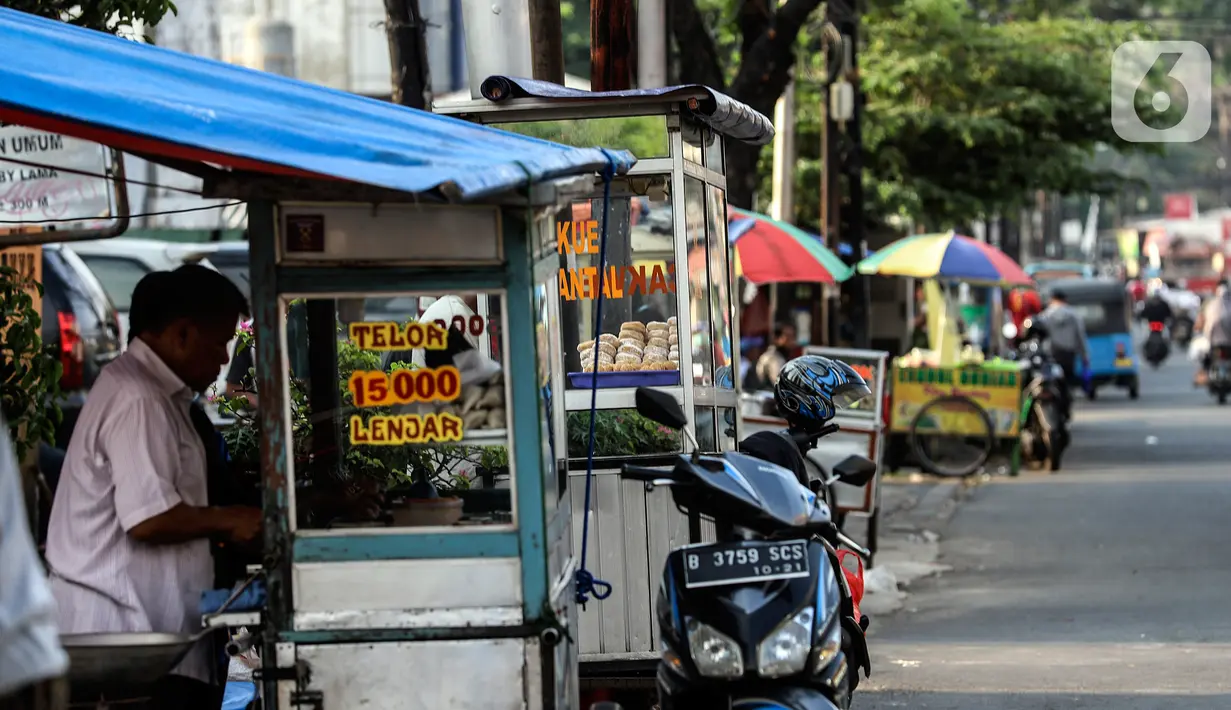 Suasana Pedagang Kaki Lima di kebayoran lama, Jakarta, Selasa (21/9/2021). Untuk mendorong pertumbuhan ekonomi dampak PPKM pemerintah mempercepat penyaluran Bantuan Langsung Tunai (BLT) untuk Pedagang Kaki Lima (PKL). (Liputan6.com/Johan Tallo)