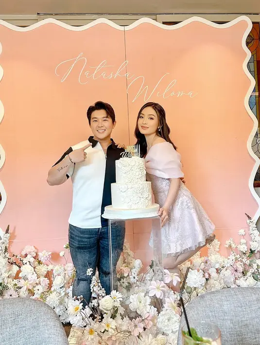 Kulitnya tampak flawless dengan complexion yang glowing, sementara matanya dihiasi eyeshadow berwarna lembut dan eyeliner tipis yang mempertegas sorotan mata. Sentuhan blush pink pada pipi dan lipstick nude pink melengkapi keseluruhan look yang feminin dan anggun.  [@natashawilona12].