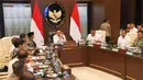 Menteri Koordinator Bidang Politik dan Keamanan (Menko Polkam) Djamari Chaniago didampingi Menteri Kehutanan Raja Juli Antoni dan Menteri Lingkungan Hidup M Jumhur Hidayat saat rapat koordinasi (rakor) penanganan kebakaran hutan dan lahan (karhutla) di Jakarta, Senin, 10 Agustus 2026. (KLY/Arie Basuki)
