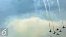 Aksi Tim aerobatik TNI AU The Jupiters saat melakukan manuver saat Peringatan HUT TNI AU ke-70 di Lanud Halim Perdanakusuma, Jakarta,( 4/9). Sebanyak 60 pesawat unjuk kebolehan saat HUT ke-70 TNI AU. (Liputan6.com/Johan Tallo)