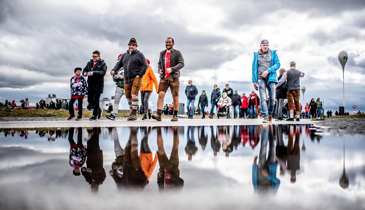 Fans of Munich enter the stadium prior the Bundesliga match between FC Bayern M¸nchen and TSG 1899 Hoffenheim at Allianz Arena on October 5, 2019 in Munich, Germany. (Photo by Thomas Eisenhuth/Bundesliga/Bundesliga Collection via Getty Images)