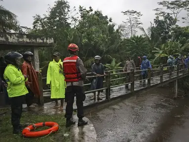 Tim gabungan saat mencari korban banjir bandang di sungai Sempor, Sleman, Yogyakarta, Jumat (21/2/2020). Sedikitnya 200 personel gabungan terus melakukan pencarian Siswa SMPN 1 Turi yang hanyut saat kegiatan susur sungai. (AP Photo)