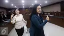 Ekspresi dua kolega mantan anggota Komisi V DPR Damayanti Wisnu Putranti, Dessy Ariyati Edwin (kanan) dan Julia Prasetyarini usai menjalani sidang putusan di Pengadilan Tipikor Jakarta, Rabu (7/9). (Liputan6.com/Helmi Afandi)