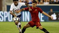 Lorenzo Pellegrini (kanan) jadi incaran klub-klub top Liga Inggris. (AFP / ELSA / GETTY IMAGES NORTH AMERICA)